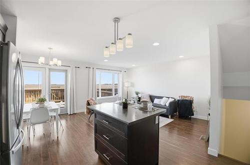 8 Landsbury Te, Niverville, MB 