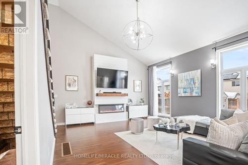 589 Sales Drive, Woodstock, ON - Indoor Photo Showing Living Room