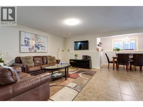 2841 Bentley Road, West Kelowna, BC - Indoor Photo Showing Living Room