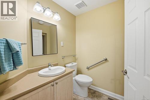 8 500 Marsett Pl, Saanich, BC - Indoor Photo Showing Bathroom