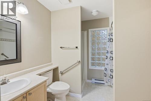 8 500 Marsett Pl, Saanich, BC - Indoor Photo Showing Bathroom