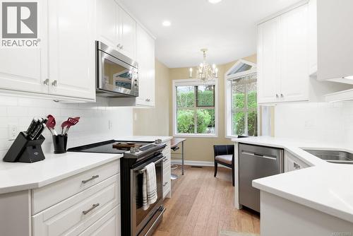 8 500 Marsett Pl, Saanich, BC - Indoor Photo Showing Kitchen With Double Sink With Upgraded Kitchen