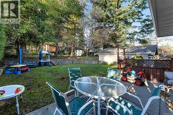 Garden House back patio and fenced yard - 