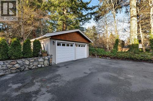Double car garage and shop - 2229 Arbutus Rd, Saanich, BC - Outdoor
