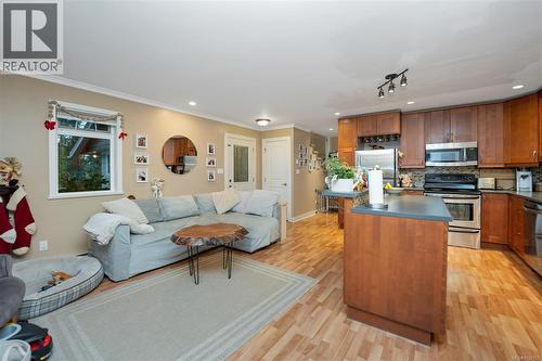 Cottage LR / kitchen - 2229 Arbutus Rd, Saanich, BC - Indoor