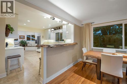 2229 Arbutus Rd, Saanich, BC - Indoor