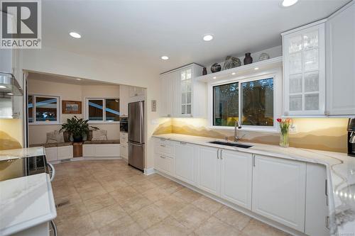 2229 Arbutus Rd, Saanich, BC - Indoor Photo Showing Kitchen