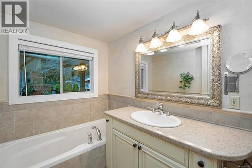 Main residence bathroom with jetted tub - 2229 Arbutus Rd, Saanich, BC - Indoor Photo Showing Bathroom