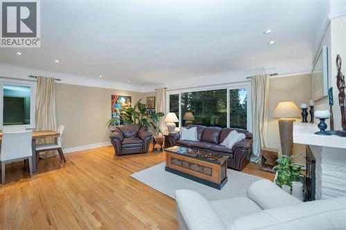 2229 Arbutus Rd, Saanich, BC - Indoor Photo Showing Living Room