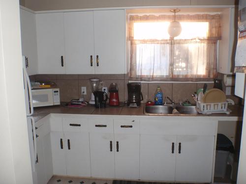 5135  52 Avenue, Barrhead, AB - Indoor Photo Showing Kitchen With Double Sink