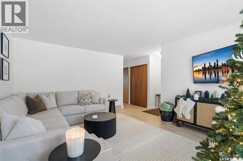 439 Manning Lane, Saskatoon, SK - Indoor Photo Showing Living Room