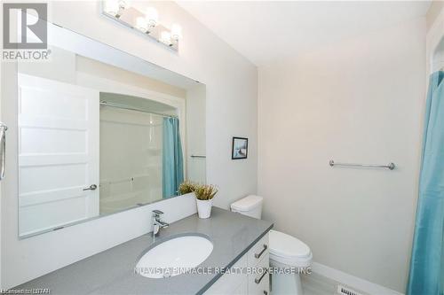 938 West Village Square, London North (North M), ON - Indoor Photo Showing Bathroom