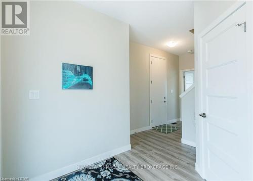 938 West Village Square, London North (North M), ON - Indoor Photo Showing Other Room