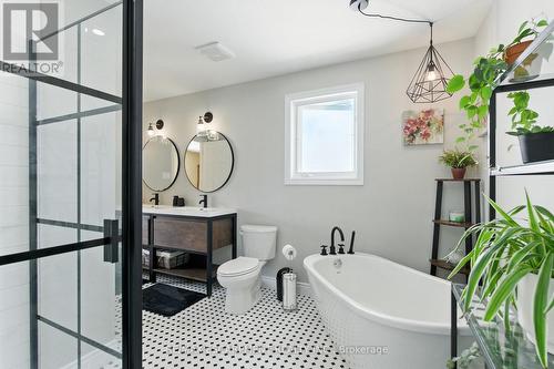 2 Caledonia Avenue, Haldimand, ON - Indoor Photo Showing Bathroom