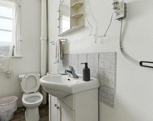 10260  95 St, Edmonton, AB - Indoor Photo Showing Bathroom