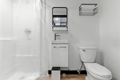 9517  103 Ave Nw, Edmonton, AB - Indoor Photo Showing Bathroom