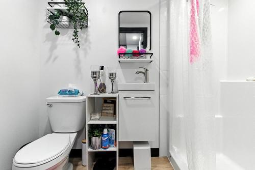 9517  103 Ave Nw, Edmonton, AB - Indoor Photo Showing Bathroom