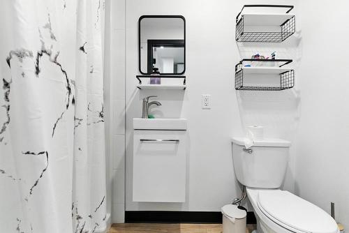 9517  103 Ave Nw, Edmonton, AB - Indoor Photo Showing Bathroom