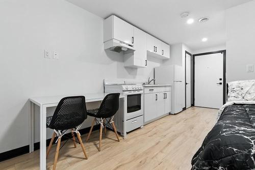 9517  103 Ave Nw, Edmonton, AB - Indoor Photo Showing Kitchen