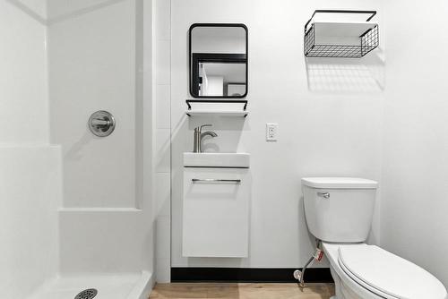 9517  103 Ave Nw, Edmonton, AB - Indoor Photo Showing Bathroom