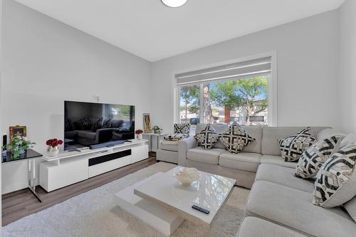 7903  122 Avenue, Edmonton, AB - Indoor Photo Showing Living Room