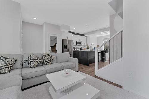 7903  122 Avenue, Edmonton, AB - Indoor Photo Showing Living Room