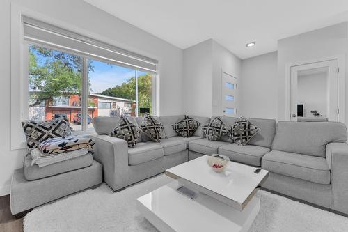 7903  122 Avenue, Edmonton, AB - Indoor Photo Showing Living Room