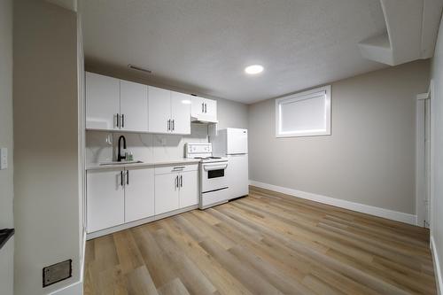 6418  132 Avenue, Edmonton, AB - Indoor Photo Showing Kitchen