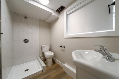 6418  132 Avenue, Edmonton, AB - Indoor Photo Showing Bathroom