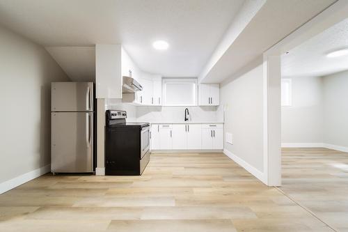 6418  132 Avenue, Edmonton, AB - Indoor Photo Showing Kitchen
