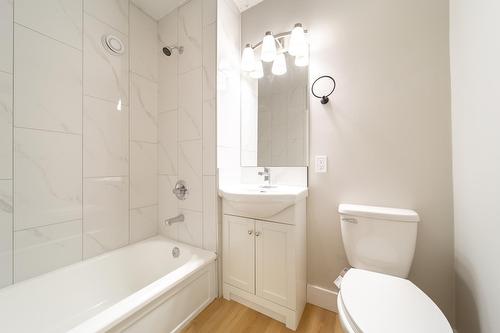 6418  132 Avenue, Edmonton, AB - Indoor Photo Showing Bathroom