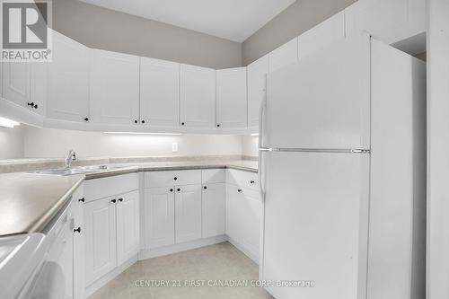 45 - 1555 Highbury Avenue N, London East (East A), ON - Indoor Photo Showing Kitchen