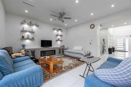 13306 90 Avenue, Surrey, BC - Indoor Photo Showing Living Room