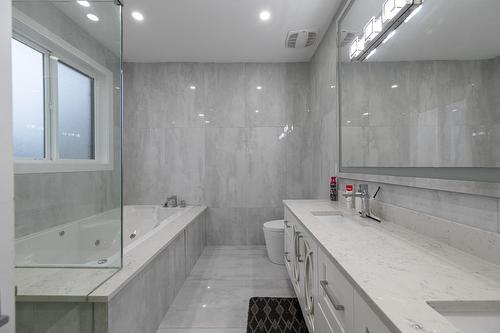 13306 90 Avenue, Surrey, BC - Indoor Photo Showing Bathroom