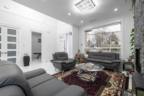 13306 90 Avenue, Surrey, BC - Indoor Photo Showing Living Room