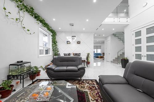 13306 90 Avenue, Surrey, BC - Indoor Photo Showing Living Room