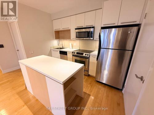 3101 - 21 Carlton Street, Toronto, ON - Indoor Photo Showing Kitchen