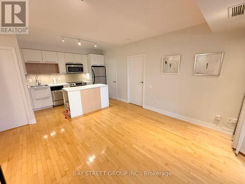 3101 - 21 Carlton Street, Toronto, ON - Indoor Photo Showing Kitchen