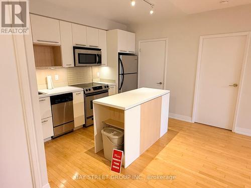 3101 - 21 Carlton Street, Toronto, ON - Indoor Photo Showing Kitchen