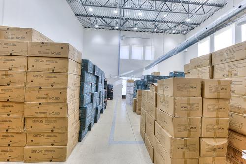 Entrepôt - 624 Boul. Industriel, Saint-Eustache, QC 