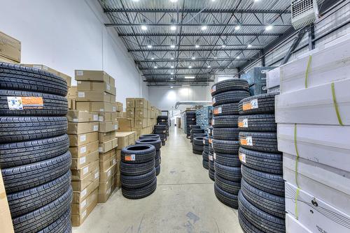 Entrepôt - 624 Boul. Industriel, Saint-Eustache, QC 