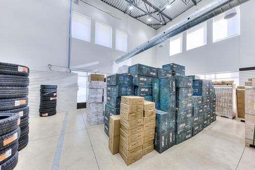 Entrepôt - 624 Boul. Industriel, Saint-Eustache, QC 