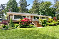 2879 Phyllis St  Saanich, BC V8N 1Y8