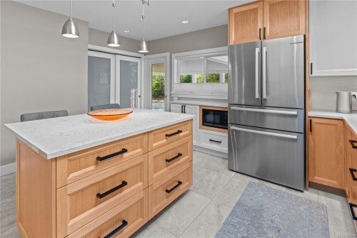 2879 Phyllis St, Saanich, BC 