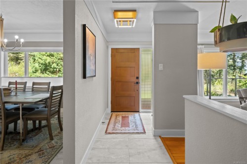 2879 Phyllis St, Saanich, BC 