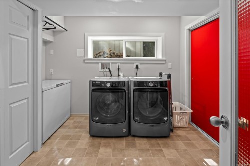 2879 Phyllis St, Saanich, BC 