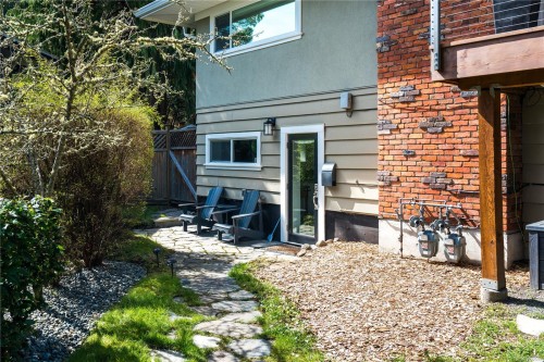 2879 Phyllis St, Saanich, BC 