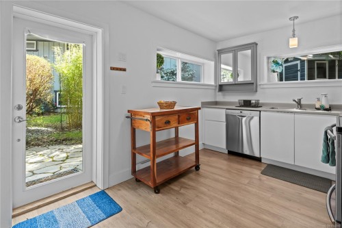 2879 Phyllis St, Saanich, BC 