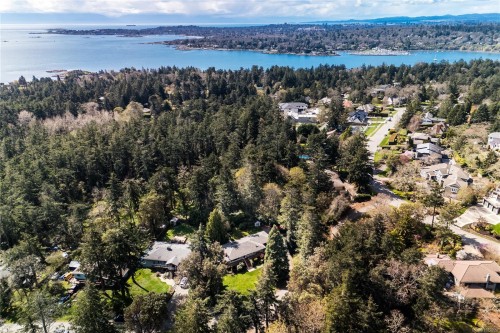 2879 Phyllis St, Saanich, BC 