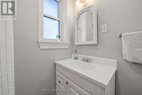 209 Centre Street N, Greater Napanee (Greater Napanee), ON - Indoor Photo Showing Bathroom